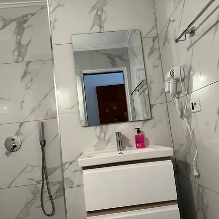 Onhezmi 住宿加早餐酒店 Sarandë